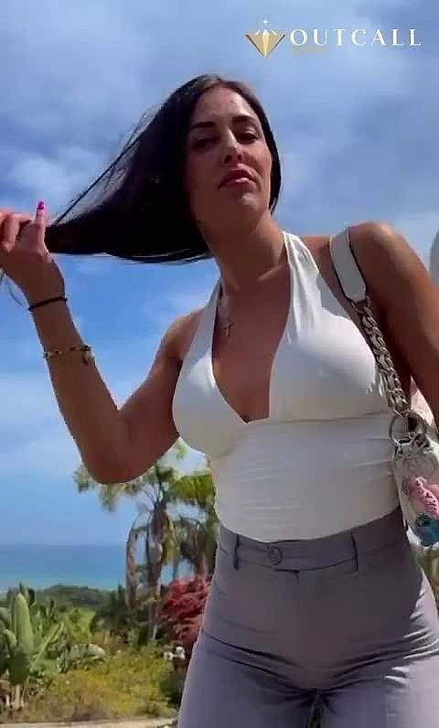 Kiara Video Background
