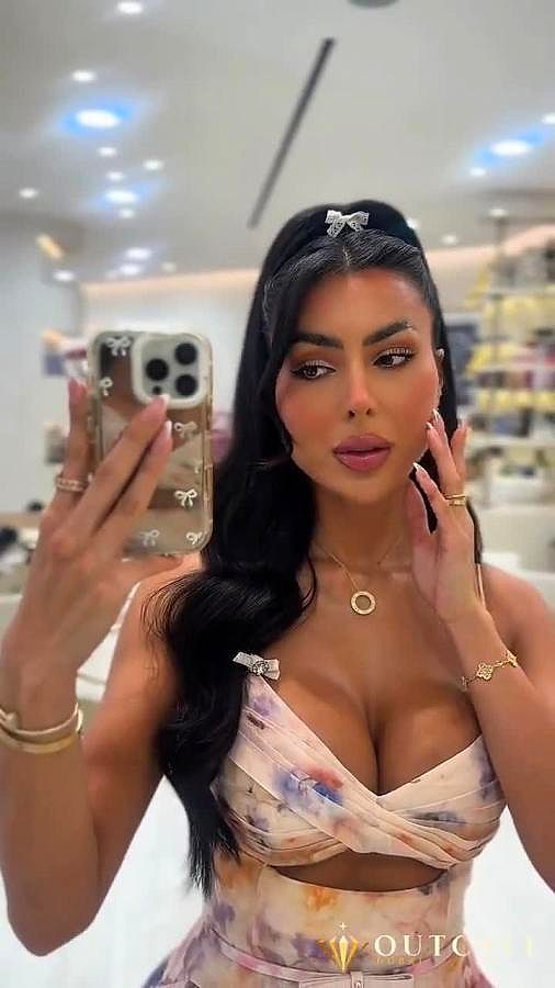 Mia Video Background